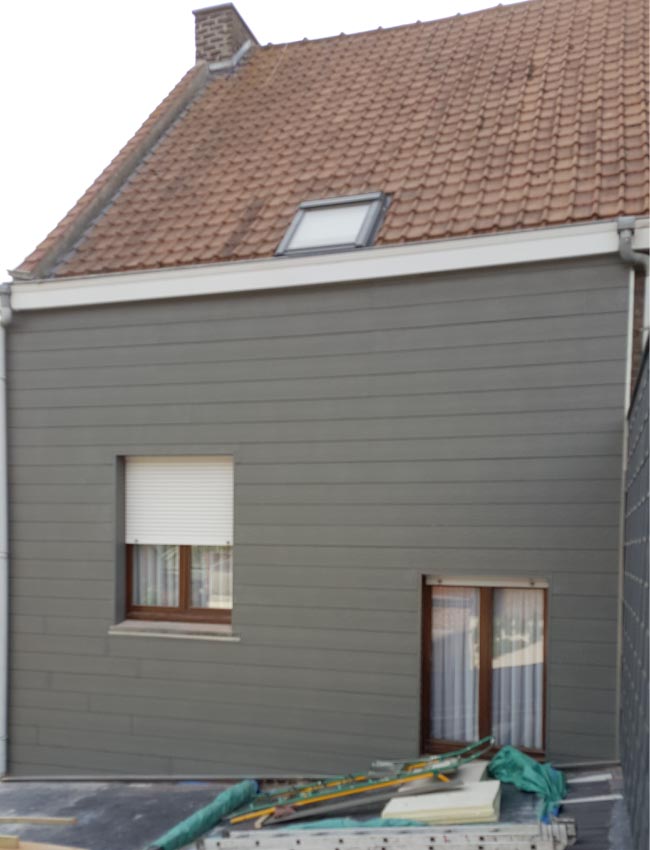 Bardage gris sur façade latérale d'habitation