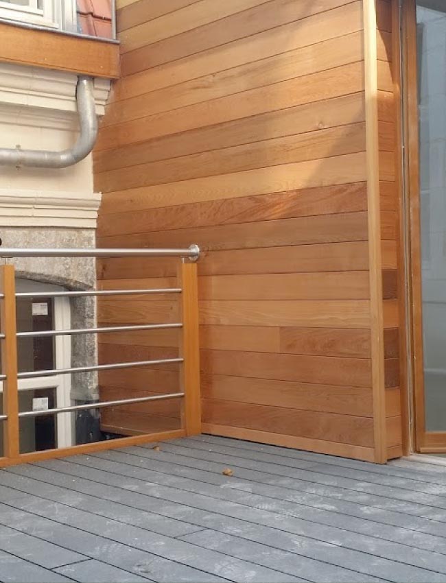 Bardage bois naturel posé sur une terrasse