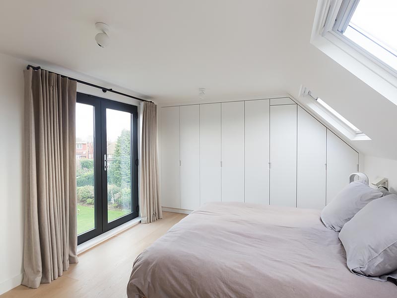 Vue d'une chambre avec vélux et baie vitrée