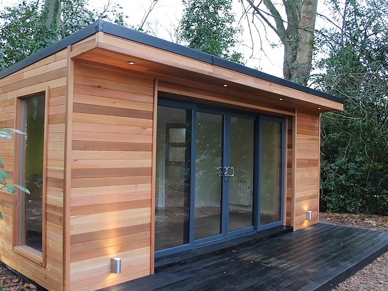 Studio en bois contruit dans un jardin