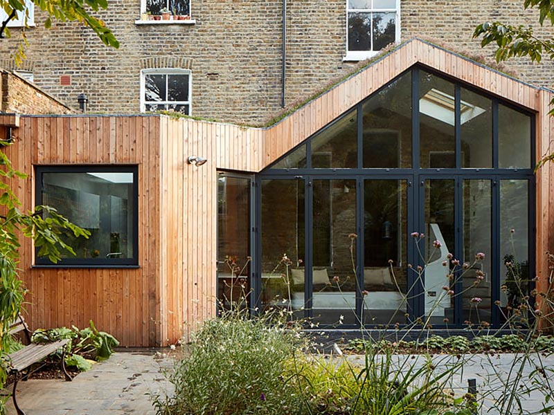 Extension en bois avec grande surface vitrée