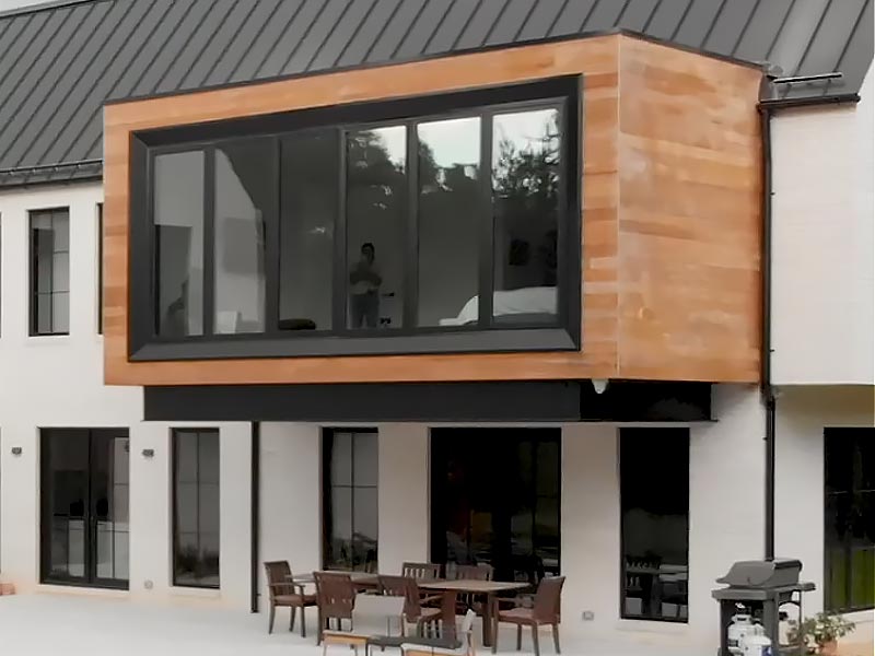 Propriété à étage avec une extension de façade
