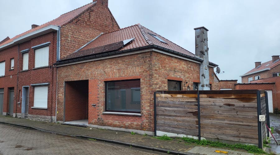Rénovation d'une toiture en tuiles rouges dans la ville de Comines