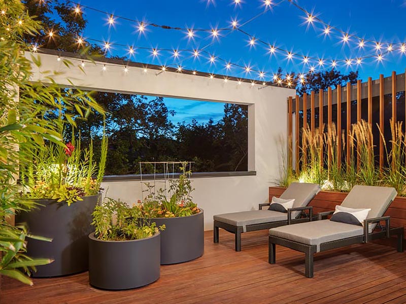 Terrasse en bois avec mur latéral