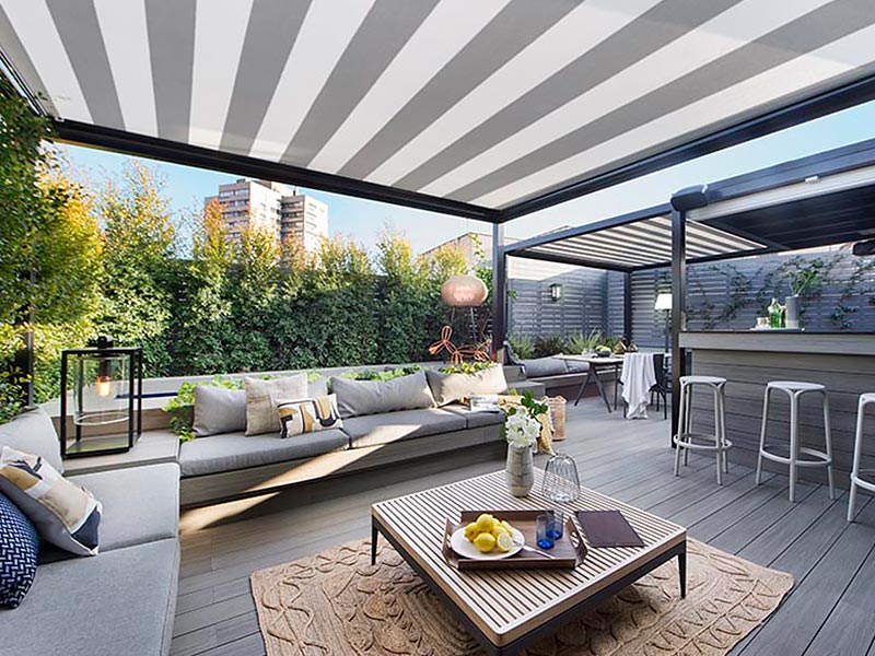 Terrasse en bois gris totalement aménagée