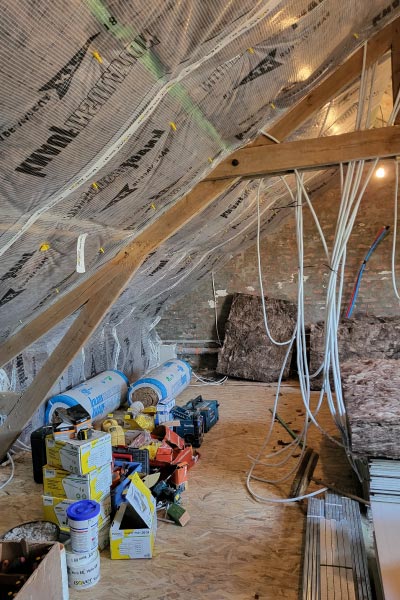 Grenier avec des combles aménageable en cours de renovation 