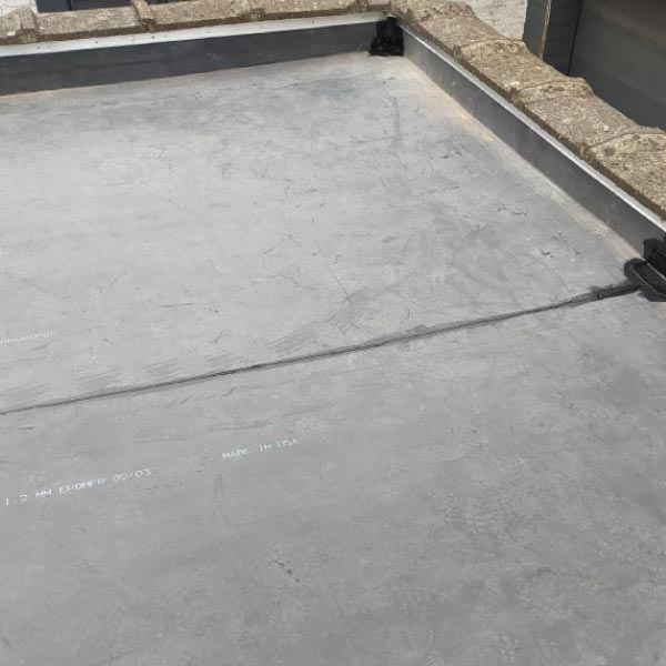Détail d’étanchéité EPDM sur isolant PIR à Verlinghem