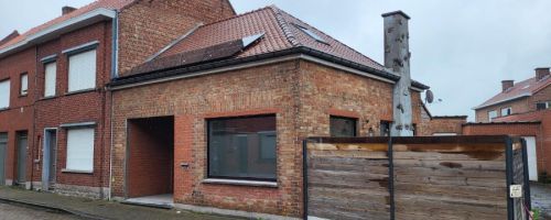Rénovation d'une toiture en tuiles rouges dans la ville de Comines
