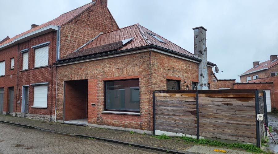 Rénovation d'une toiture en tuiles rouges dans la ville de Comines