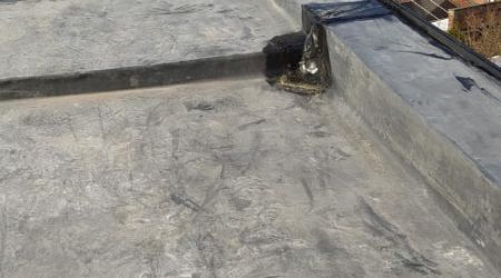 Vue sur une toiture plate en EPDM rénové sur Bailleul