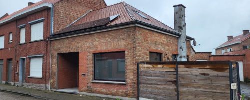 Rénovation d'une toiture en tuiles rouges dans la ville de Comines